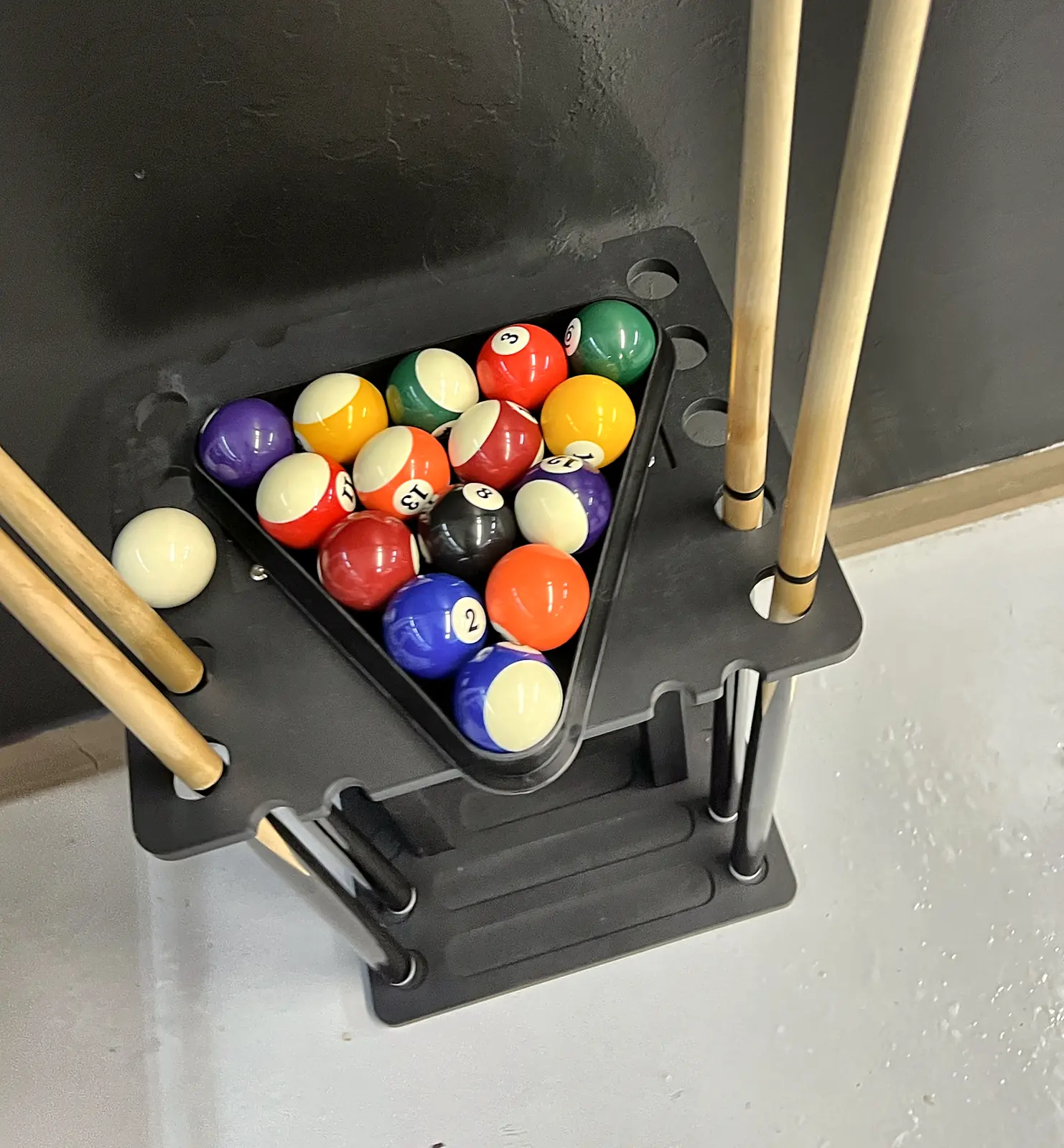 Cue rack with a full set of balls
